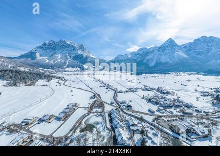 Winterlicher Blick auf die Region um Lermoos und sein Skigebiet im Tiroler Ausserfern Stockfoto