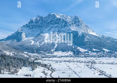 Winterlicher Blick auf die Region um Lermoos und sein Skigebiet im Tiroler Ausserfern Stockfoto