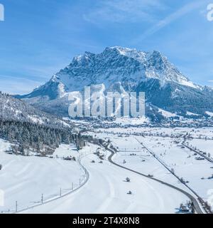 Winterlicher Blick auf die Region um Lermoos und sein Skigebiet im Tiroler Ausserfern Stockfoto