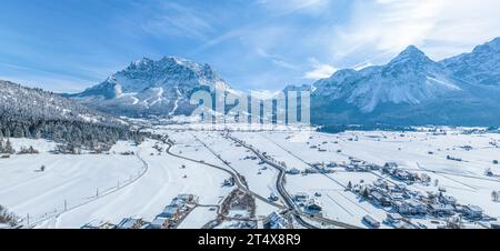 Winterlicher Blick auf die Region um Lermoos und sein Skigebiet im Tiroler Ausserfern Stockfoto