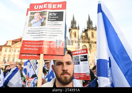 Prag, Tschechische Republik. November 2023. Am 1. November 2023 fand auf dem Altstädter Ring in Prag, Tschechische Republik, eine Demonstration mit dem Titel "Wir stehen mit Israel" statt, um Israel und seinen Bürgern solidarisch zu zeigen und die Aufmerksamkeit auf den weltweiten Anstieg des Antisemitismus zu lenken. Quelle: Michal Kamaryt/CTK Photo/Alamy Live News Stockfoto