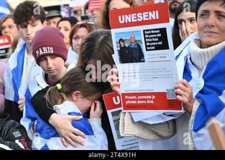 Prag, Tschechische Republik. November 2023. Am 1. November 2023 fand auf dem Altstädter Ring in Prag, Tschechische Republik, eine Demonstration mit dem Titel "Wir stehen mit Israel" statt, um Israel und seinen Bürgern solidarisch zu zeigen und die Aufmerksamkeit auf den weltweiten Anstieg des Antisemitismus zu lenken. Quelle: Michal Kamaryt/CTK Photo/Alamy Live News Stockfoto