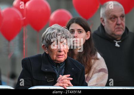 Prag, Tschechische Republik. November 2023. Am 1. November 2023 fand auf dem Altstädter Ring in Prag, Tschechische Republik, eine Demonstration mit dem Titel "Wir stehen mit Israel" statt, um Israel und seinen Bürgern solidarisch zu zeigen und die Aufmerksamkeit auf den weltweiten Anstieg des Antisemitismus zu lenken. Quelle: Michal Kamaryt/CTK Photo/Alamy Live News Stockfoto