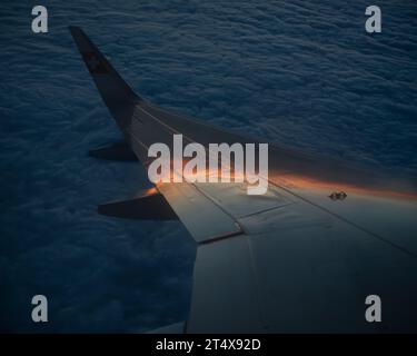 Flugzeugflügel des schweizer Airbus a320 bei Sonnenuntergang Flug von Zürich nach Stockholm. Stockfoto