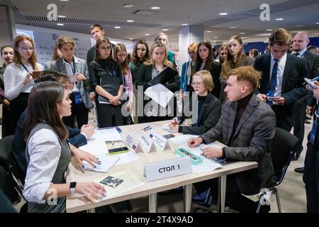 Moskau - 19. Oktober 2023: Verschiedene Geschäftsleute diskutieren am Konferenztisch im Made in Russia Export Forum Stockfoto