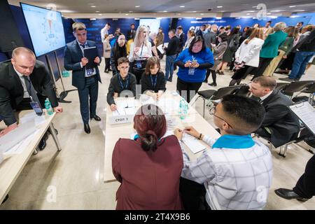 Moskau - 19. Oktober 2023: Verschiedene Führungskräfte diskutieren am Konferenztisch im Made in Russia Export Forum Stockfoto