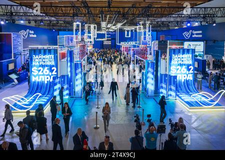 Moskau - 19. Oktober 2023: Hochperspektive von Geschäftsleuten bei Pressekonferenz auf dem Made in Russia Export Forum. Stockfoto
