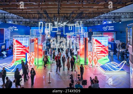 Moskau - 19. Oktober 2023: Hochperspektive von Geschäftsleuten bei Pressekonferenz auf dem Made in Russia Export Forum. Stockfoto