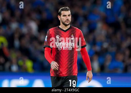 Theo Hernandez vom AC Milan sieht beim Spiel der Serie A Tim zwischen dem SSC Napoli und dem AC Milan am 29. Oktober 2023 im Stadio Diego Armando Maradona in Neapel an Stockfoto