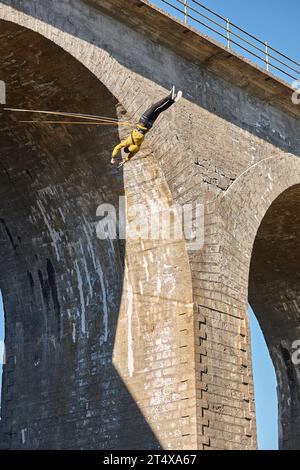 Bungee springt von einer Brücke. Extremsport. Adrenalin. Begeisterung Stockfoto