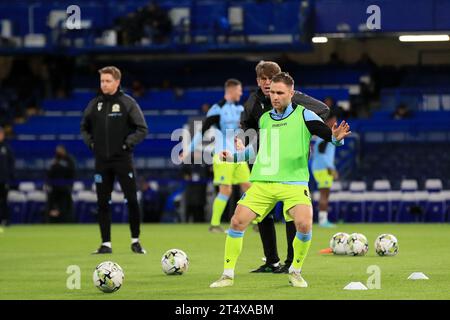 London, Großbritannien. November 2023. Sondre Tronstad von Blackburn Rovers wärmte sich vor dem Auftakt beim EFL Carabao Cup Spiel zwischen Chelsea und Blackburn Rovers in Stamford Bridge, London, England am 1. November 2023 auf. Foto von Carlton Myrie. Nur redaktionelle Verwendung, Lizenz für kommerzielle Nutzung erforderlich. Keine Verwendung bei Wetten, Spielen oder Publikationen eines einzelnen Clubs/einer Liga/eines Spielers. Quelle: UK Sports Pics Ltd/Alamy Live News Stockfoto