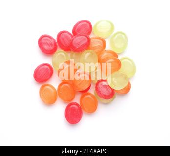 Haufen von bunten Süßigkeiten auf weißem Hintergrund, ungesundes Essen oder Gewohnheiten Stockfoto