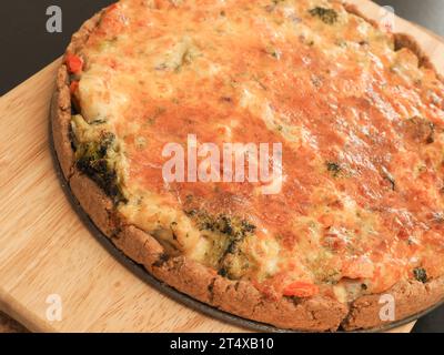 Leckere Bio-Gemüse-Quiche auf einem Schneidebrett in der Küche, gesunde Ernährung oder Diät-Konzept, vegetarische Lebensmittel Stockfoto