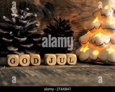 Skandinavische frohe Weihnachten mit Holzblöcken und der Aufschrift Gott Jul Stockfoto