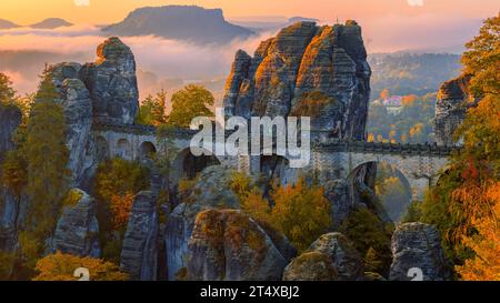 Ein 16:9-Foto eines Herbstsonnenaufgangs mit Blick vom Ferdinandstein aus mit vielen Herbstfarben an der Basteibrücke, Teil der Bastei im Sächsischen Stockfoto