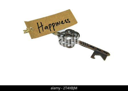 Alter dekorativer Schlüssel und handgeschriebenes Etikett „Happiness“, gebunden mit Strohseil auf weißem Hintergrund Stockfoto