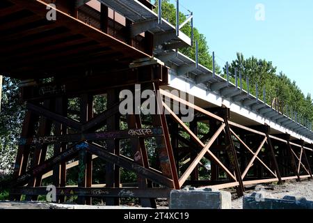 Pylon- und Kabelstabschläuche der Port Mann Bridge, weiße Stabschläuche, Betonsäule, Industrie, Metall, blauer Himmel. Weiße Wolken Stockfoto