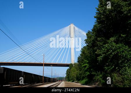 Pylon- und Kabelstabschläuche der Port Mann Bridge, weiße Stabschläuche, Betonsäule, Industrie, Metall, blauer Himmel. Weiße Wolken Stockfoto