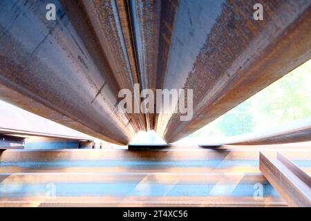 Pylon- und Kabelstabschläuche der Port Mann Bridge, weiße Stabschläuche, Betonsäule, Industrie, Metall, blauer Himmel. Weiße Wolken Stockfoto