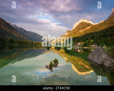 hintersee und Berge in den Berchtesgadener Alpen Stockfoto
