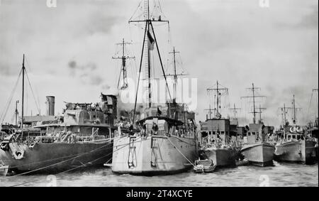 Teil der französischen Flotte vor Anker. Nach der Unterzeichnung des deutsch-französischen Waffenstillstands hätten die Schiffe unter deutscher Kontrolle bleiben sollen. Am 3. Juli 1940 gingen die Briten jedoch ohne Widerstand an Bord von zwei Schlachtschiffen, zwei leichten Kreuzern, Zerstörern und diversen 200 weiteren Schiffen und überführten sie in britische Häfen. Stockfoto