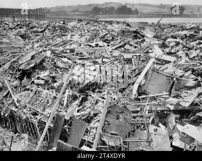 Während der Schlacht um Großbritannien, die vom 10. Juli bis zum 31. Oktober 1940 dauerte, wurde über England eine Müllhalde aus Metall und anderem Material abgeschossen. Stockfoto