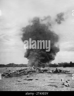 Die brennenden Überreste einer deutschen Messerschmitt, die von Kämpfern der RAF während der britischen Schlacht vom 10. Juli bis zum 31. Oktober 1940 über England abgeschossen wurden. Stockfoto