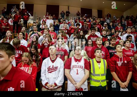 Bloomington, Usa. November 2023. Basketballfans in der Studentenabteilung halten während einer Schweigeminute vor einem Basketballspiel in der Simon Skjodt Assembly Hall, nachdem der Death Coach Bob Knighton am 1. November 2023 in Bloomington, Indiana, angekündigt wurde. Knight trainierte die Basketballmannschaft der Männer in der Assembly Hall und gewann mit seinem Team die NCAA Basketball-Meisterschaften 1976, 1981 und 1987. Quelle: SOPA Images Limited/Alamy Live News Stockfoto