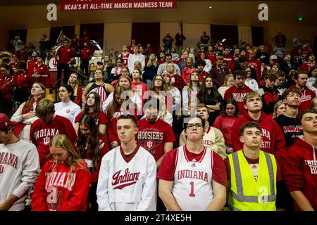 Bloomington, Usa. November 2023. Basketballfans in der Studentenabteilung halten während einer Schweigeminute vor einem Basketballspiel in der Simon Skjodt Assembly Hall, nachdem der Death Coach Bob Knighton am 1. November 2023 in Bloomington, Indiana, angekündigt wurde. Knight trainierte die Basketballmannschaft der Männer in der Assembly Hall und gewann mit seinem Team die NCAA Basketball-Meisterschaften 1976, 1981 und 1987. Quelle: SOPA Images Limited/Alamy Live News Stockfoto