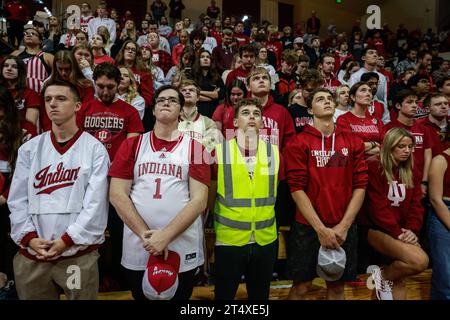 Bloomington, Usa. November 2023. Basketballfans in der Studentenabteilung halten während einer Schweigeminute vor einem Basketballspiel in der Simon Skjodt Assembly Hall, nachdem der Death Coach Bob Knighton am 1. November 2023 in Bloomington, Indiana, angekündigt wurde. Knight trainierte die Basketballmannschaft der Männer in der Assembly Hall und gewann mit seinem Team die NCAA Basketball-Meisterschaften 1976, 1981 und 1987. Quelle: SOPA Images Limited/Alamy Live News Stockfoto