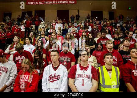 Bloomington, Usa. November 2023. Basketballfans in der Studentenabteilung halten während einer Schweigeminute vor einem Basketballspiel in der Simon Skjodt Assembly Hall, nachdem der Death Coach Bob Knighton am 1. November 2023 in Bloomington, Indiana, angekündigt wurde. Knight trainierte die Basketballmannschaft der Männer in der Assembly Hall und gewann mit seinem Team die NCAA Basketball-Meisterschaften 1976, 1981 und 1987. (Foto: Jeremy Hogan/SOPA Images/SIPA USA) Credit: SIPA USA/Alamy Live News Stockfoto