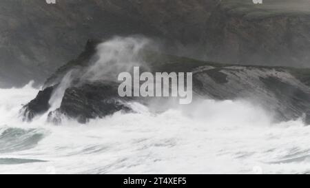 Ciaran Storm, 90 km/h Wind, aufgezeichnet auf St Ives, Porth Island bei Newquay, wird von riesigen Wellen umgeben. Cornwall Großbritannien. November 2023. Robert Taylor / Alamy Live News Stockfoto