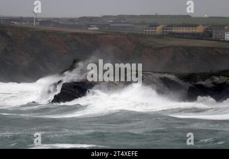 Ciaran Storm, 90 km/h Wind, aufgezeichnet auf St Ives, Porth Island bei Newquay, wird von riesigen Wellen umgeben. Cornwall Großbritannien. November 2023. Robert Taylor / Alamy Live News Stockfoto