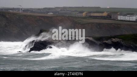 Ciaran Storm, 90 km/h Wind, aufgezeichnet auf St Ives, Porth Island bei Newquay, wird von riesigen Wellen umgeben. Cornwall Großbritannien. November 2023. Robert Taylor / Alamy Live News Stockfoto