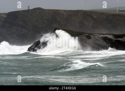 Ciaran Storm, 90 km/h Wind, aufgezeichnet auf St Ives, Porth Island bei Newquay, wird von riesigen Wellen umgeben. Cornwall Großbritannien. November 2023. Robert Taylor / Alamy Live News Stockfoto