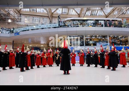 Waterloo Station, London, Großbritannien. November 2023. London Poppy Day 2023. Die Band der Household Cavalry spielt in der Waterloo Station. Quelle: Matthew Chattle/Alamy Live News Stockfoto