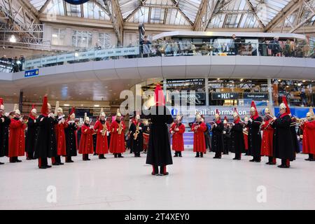 Waterloo Station, London, Großbritannien. November 2023. London Poppy Day 2023. Die Band der Household Cavalry spielt in der Waterloo Station. Quelle: Matthew Chattle/Alamy Live News Stockfoto