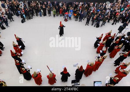 Waterloo Station, London, Großbritannien. November 2023. London Poppy Day 2023. Die Band der Household Cavalry spielt in der Waterloo Station. Quelle: Matthew Chattle/Alamy Live News Stockfoto