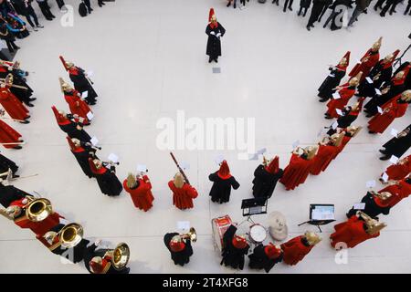 Waterloo Station, London, Großbritannien. November 2023. London Poppy Day 2023. Die Band der Household Cavalry spielt in der Waterloo Station. Quelle: Matthew Chattle/Alamy Live News Stockfoto