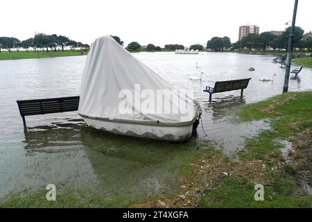 Ein Boot, das neben untergetauchten Bänken am Canoe Lake, Southsea, Portsmouth gespült wird, während Storm Ciaran starke Winde und starken Regen entlang der Südküste Englands bringt. Die Umweltagentur hat 54 Warnungen ausgegeben, bei denen Überschwemmungen zu erwarten sind, und eine gelbe Wetterwarnung mit Windgeschwindigkeiten von 70 km/h bis 80 km/h ist vorhanden. Bilddatum: Donnerstag, 2. November 2023. Stockfoto