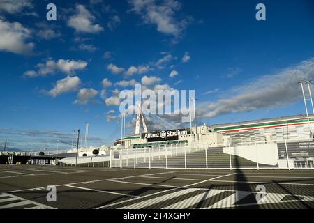 Ein Überblick über das Allianz Stadion vor dem Fußball-Spiel der Serie A zwischen Juventus FC und Hellas Verona im Allianz Stadion am 28. Oktober 2023 Stockfoto