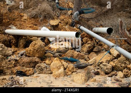 Industrieabwasser, Pipelines leiten flüssige Industrieabfälle in das Meer am Stadtstrand ab. Stockfoto