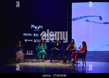 Leon, Mexiko. November 2023. Kass Torres, Michelle Romo, Fernanda Mena, Cynthia Buttenkeppler und Sara Galindo während des Panels Trends & Design 2023 im Teatro del Bicentenario. Credits: JVMODEL Stockfoto