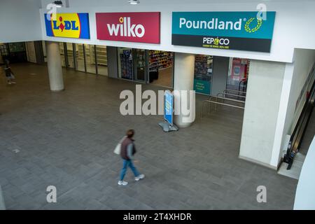 LONDON, 30. OKTOBER 2023: Inside the Oaks Shopping Centre in Acton, W3 West London Stockfoto