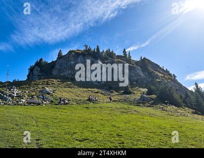 Skiarena Neunerköpfle im Herbst mit Wanderer am 3. Oktober 2023 in Tannheim, Österreich. Quelle: Imago/Alamy Live News Stockfoto