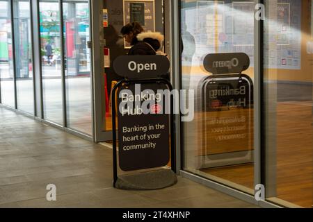 LONDON, 30. OKTOBER 2023: Post Office Banking Hub im Oaks Shopping Centre, einem einzigen Gebäude, in dem mehrere Banken vertreten sind. Stockfoto