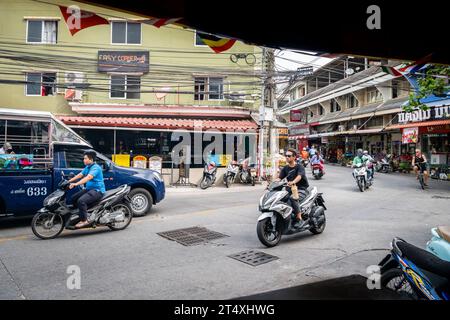 Ein Blick auf die bekannte enge Kurve auf Soi Buakhao in Pattaya, Thailand. Gegenüber befindet sich Easy Corner Bar & Guesthouse. Ein Fluss aller Fahrzeugtypen. Stockfoto