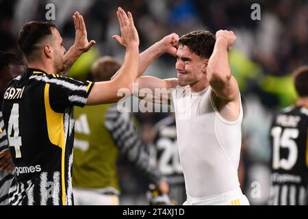 Dusan Vlahovic (Juventus) mit Federico Gatti (Juventus) feiert am Ende des Fußballspiels der Serie A zwischen Juventus FC und Hellas Verona AT Stockfoto