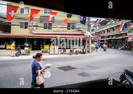 Ein Blick auf die bekannte enge Kurve auf Soi Buakhao in Pattaya, Thailand. Gegenüber befindet sich Easy Corner Bar & Guesthouse. Ein Fluss aller Fahrzeugtypen. Stockfoto