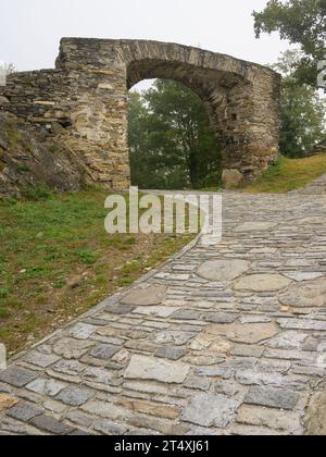 Rotes Tor in Spitze an der Donau (Wachau, Niederösterreich), nebeliger Morgen im Herbst Stockfoto